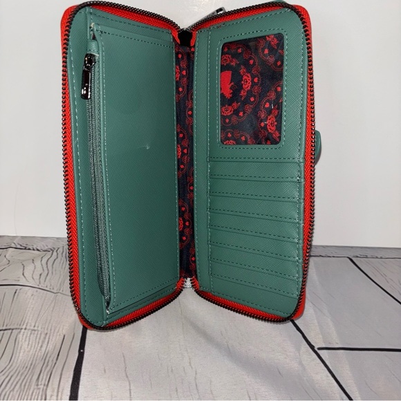 Disney Loungefly RARE Villains Queen Of Hearts Long Wallet - Picture 6 of 7